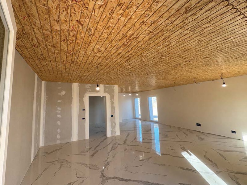 Ambiente con pannelli Easy D-Ray completo, a soffitto, in legno OSB3