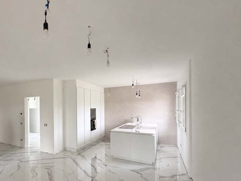 Ambiente ristrutturato con impianto radiante Easy D-Ray a soffitto e pavimento in marmo