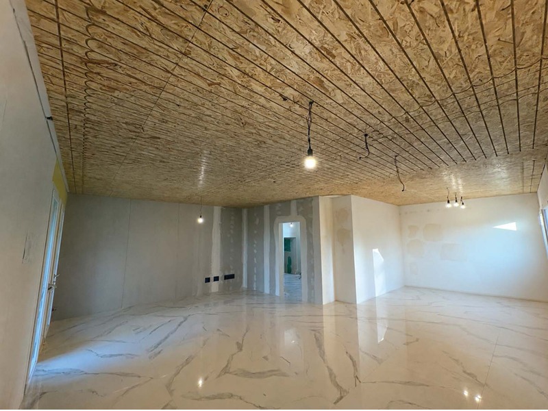 Soffitto con pannelli radianti a vista Easy D-Ray prima della finitura