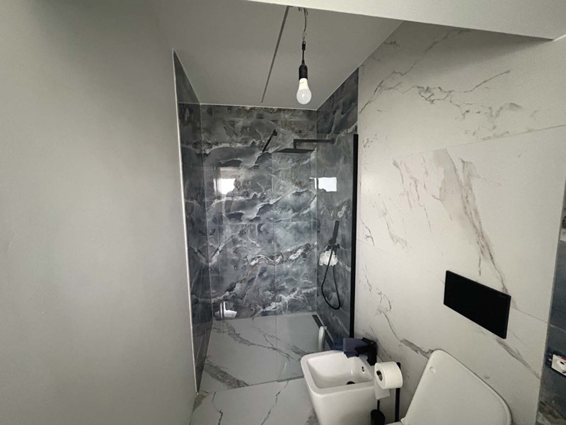 Bagno con impianto radiante Easy D-Ray rivestito in marmo